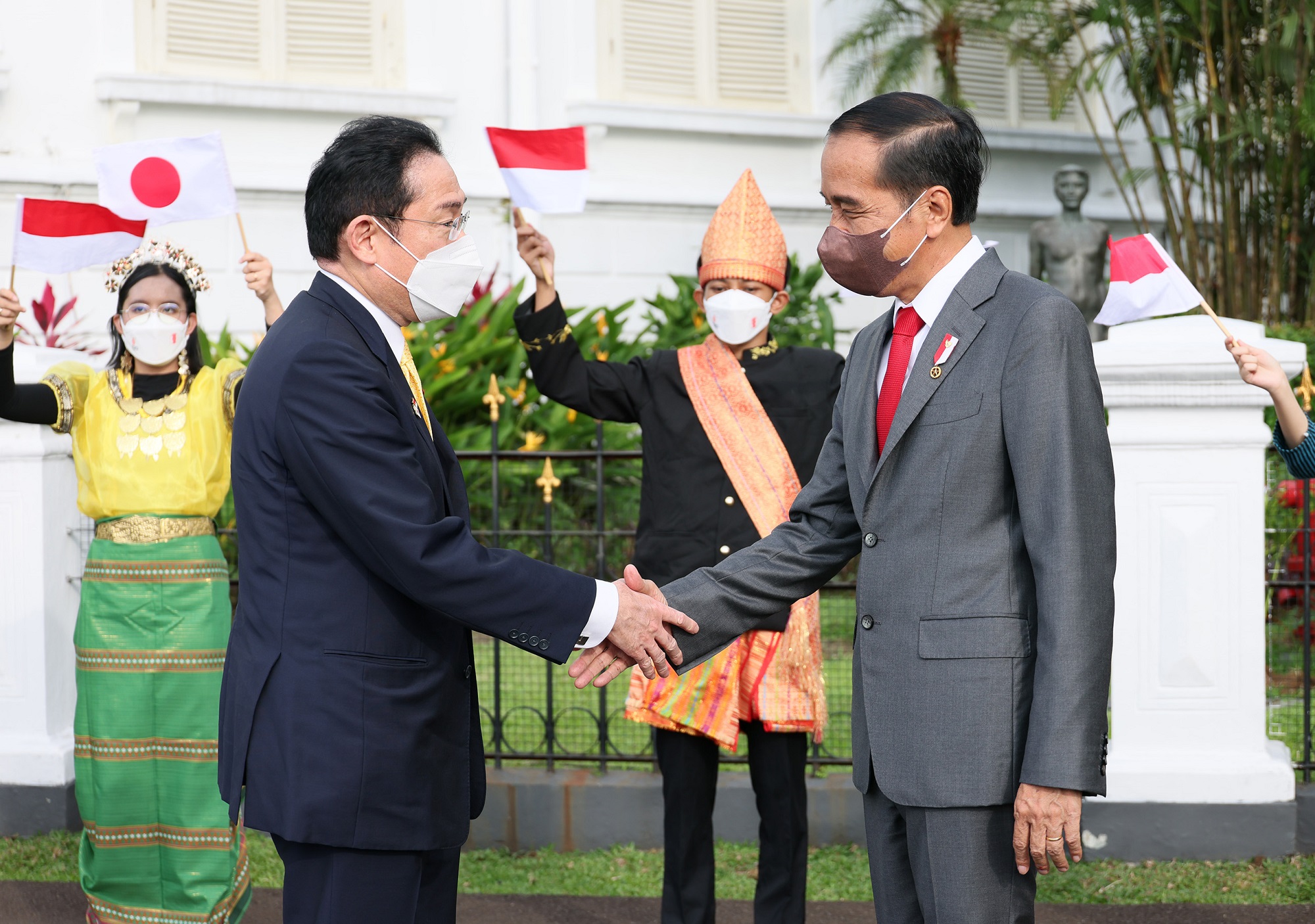 ジョコ・インドネシア大統領による出迎えを受ける岸田総理