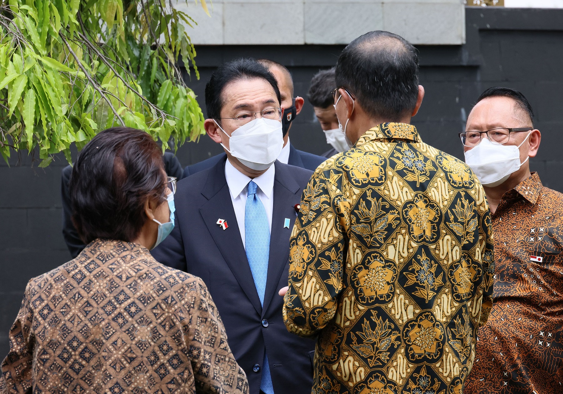 カリバタ英雄墓地における献花６