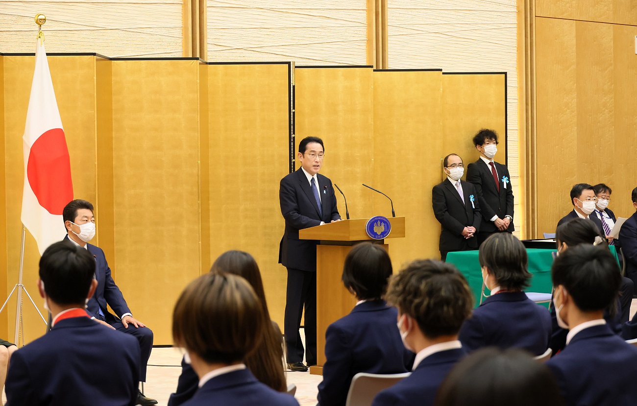 挨拶する岸田総理３