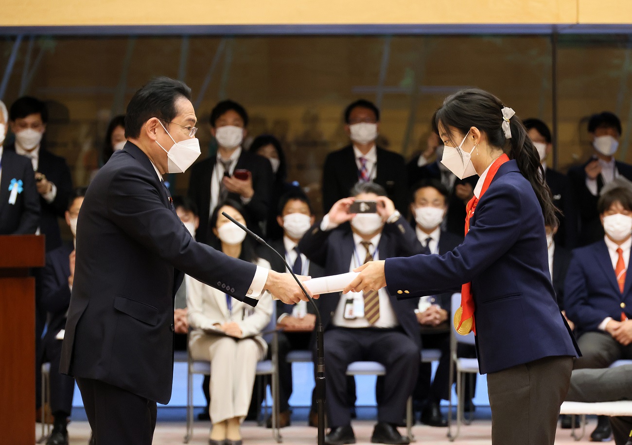 記念品を贈呈する岸田総理１