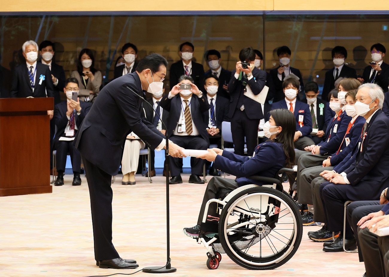 記念品を贈呈する岸田総理２