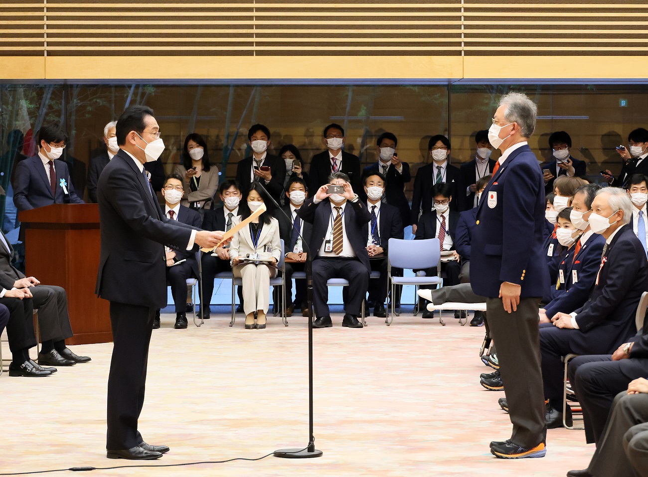 感謝状を授与する岸田総理１