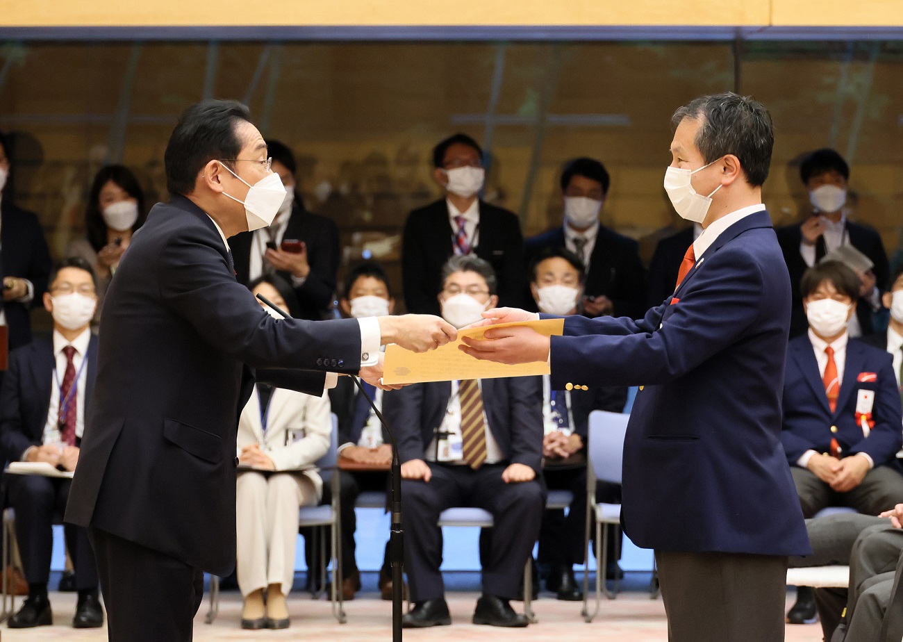 感謝状を授与する岸田総理４