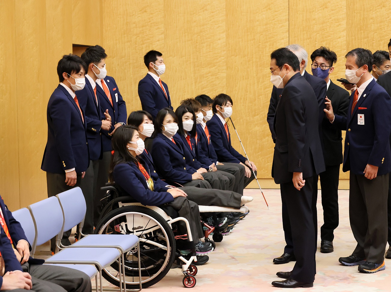 懇談する岸田総理１