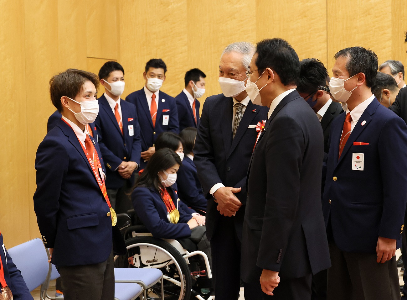 懇談する岸田総理２