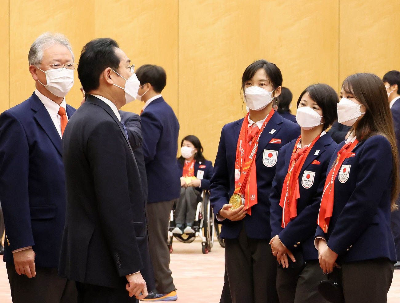 懇談する岸田総理４