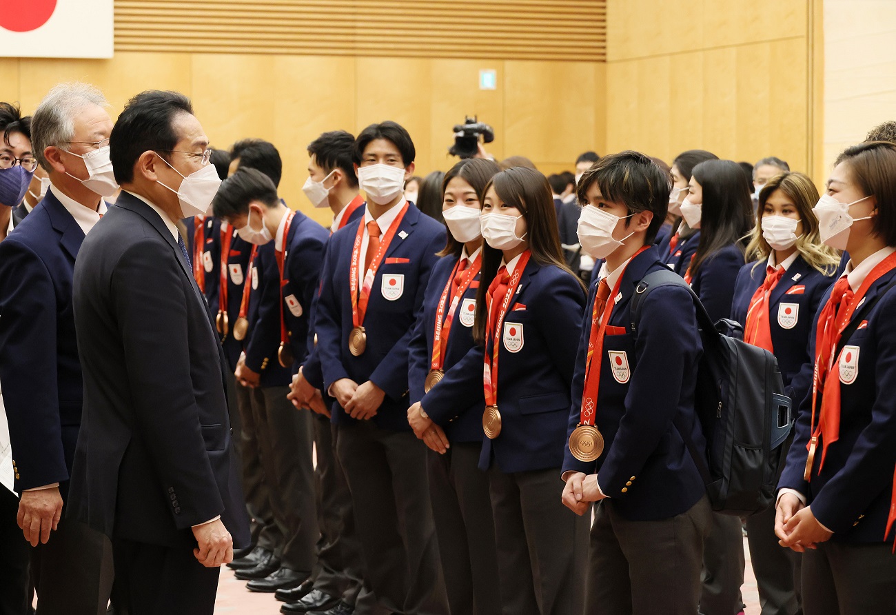 懇談する岸田総理５