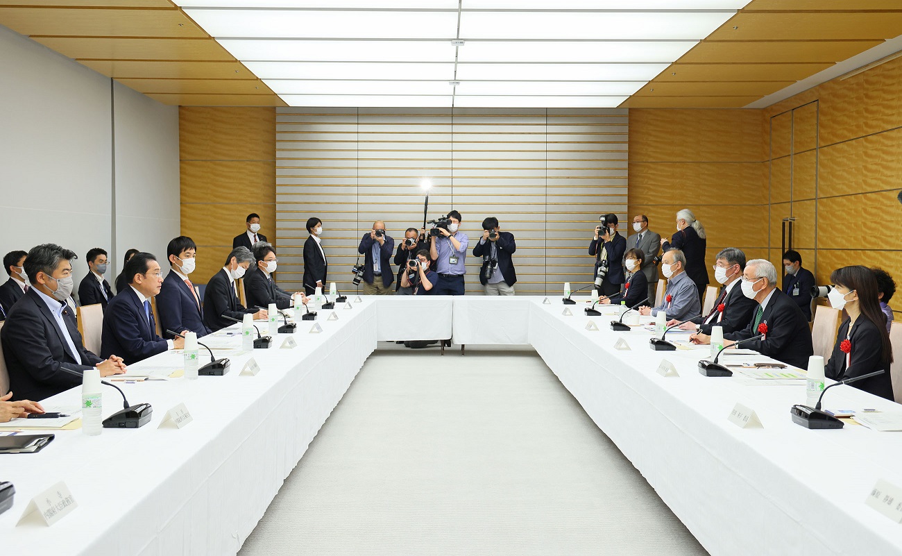 挨拶する岸田総理３