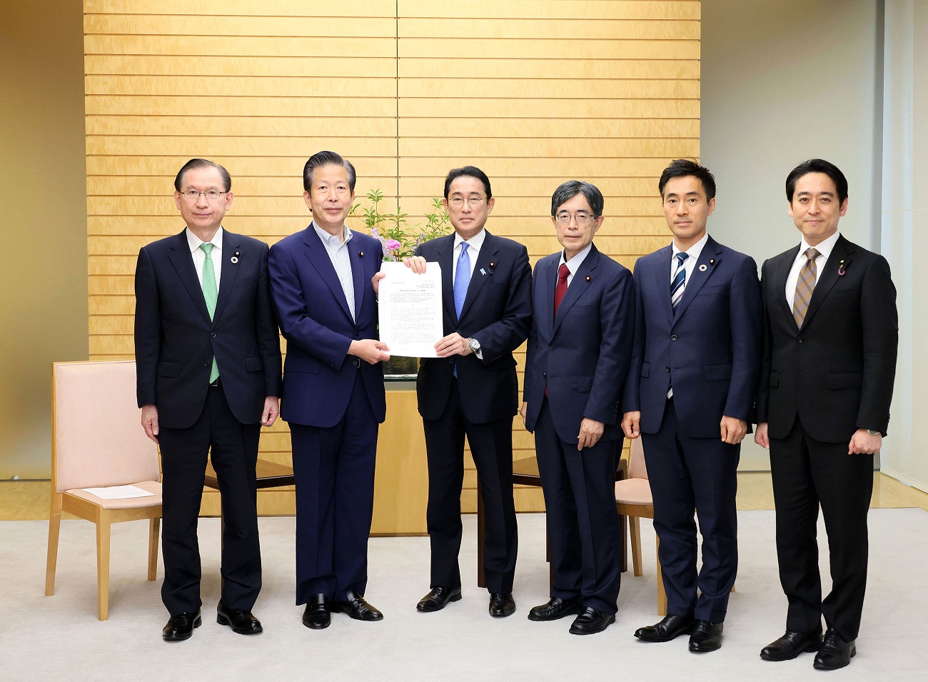 提言を受け取る岸田総理１