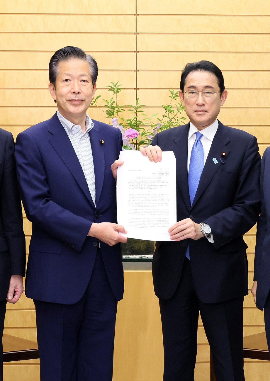 提言を受け取る岸田総理２