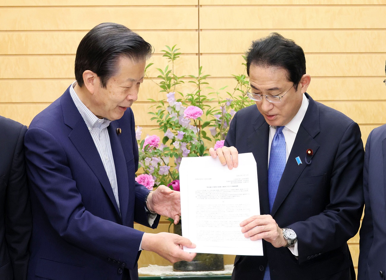 提言を受け取る岸田総理３