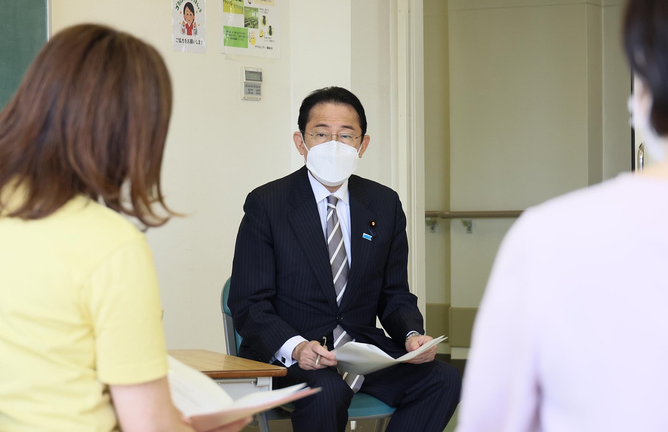車座対話で話を聞く岸田総理１