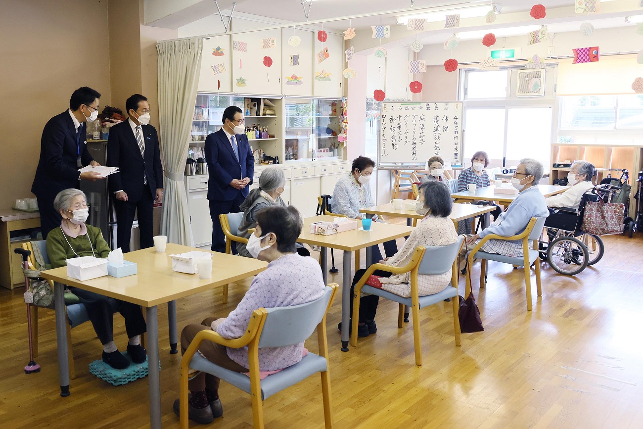 デイサービスを視察する岸田総理１