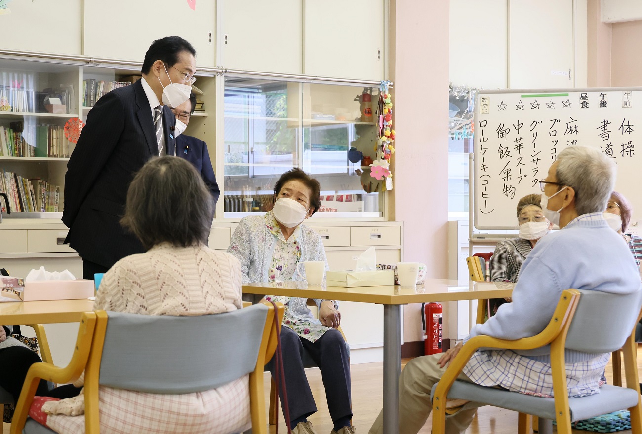 デイサービスを視察する岸田総理２