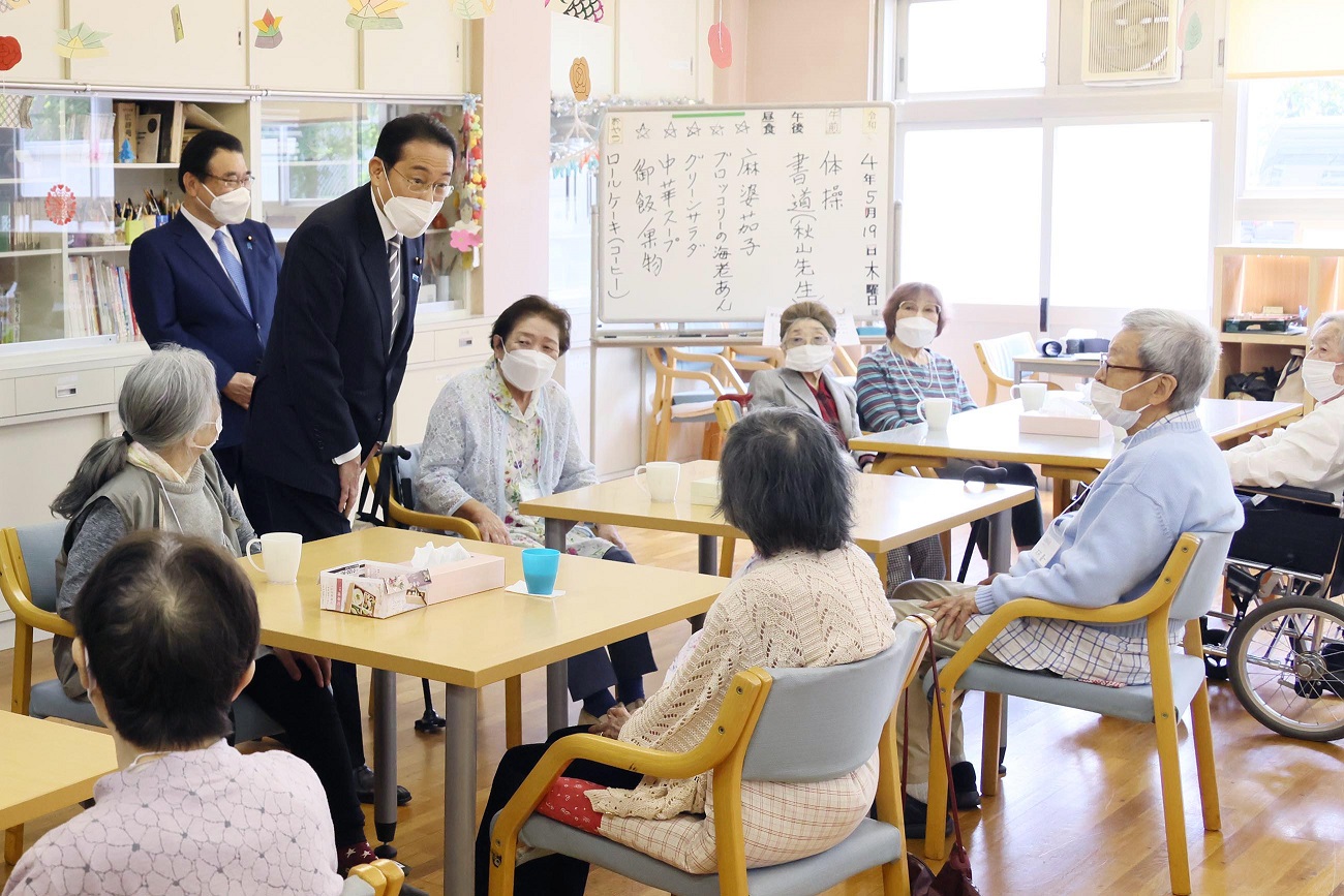 デイサービスを視察する岸田総理３
