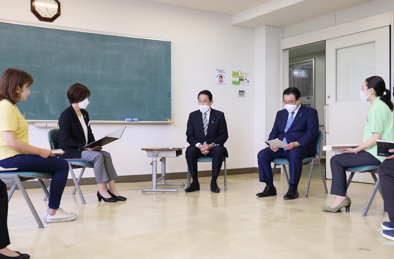 車座対話で発言する岸田総理１