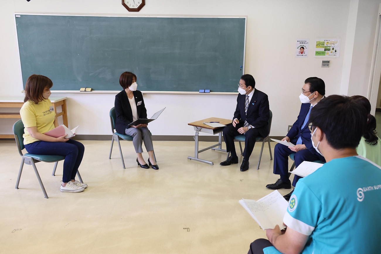 車座対話で話を聞く岸田総理２