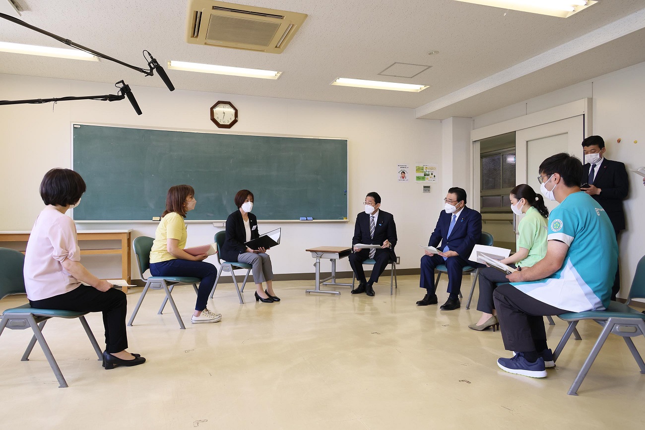 車座対話で話を聞く岸田総理３