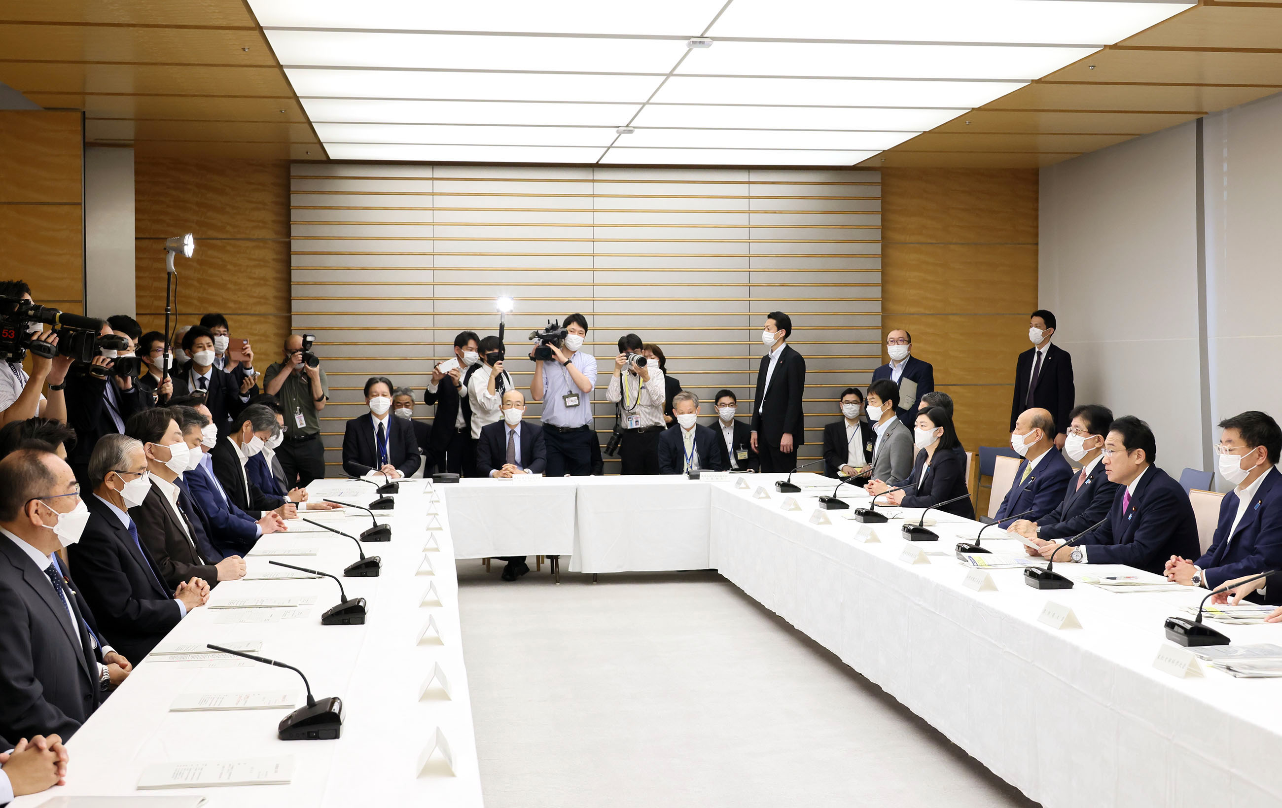 会議のまとめを行う岸田総理３