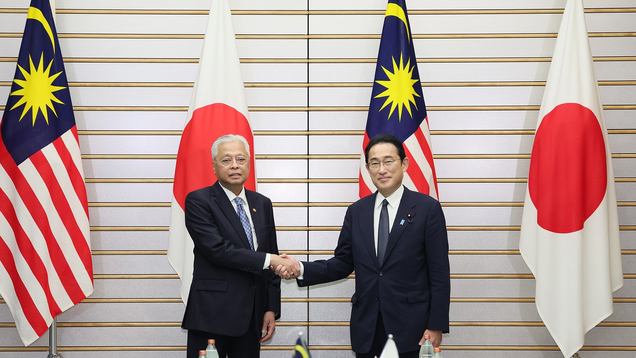 握手を交わす両首脳３