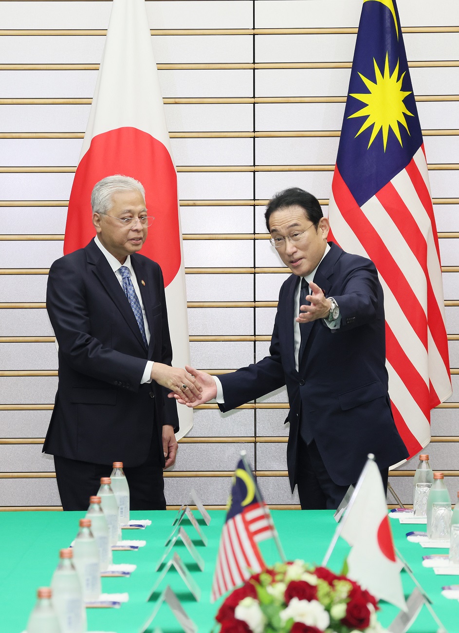 握手を交わす両首脳４