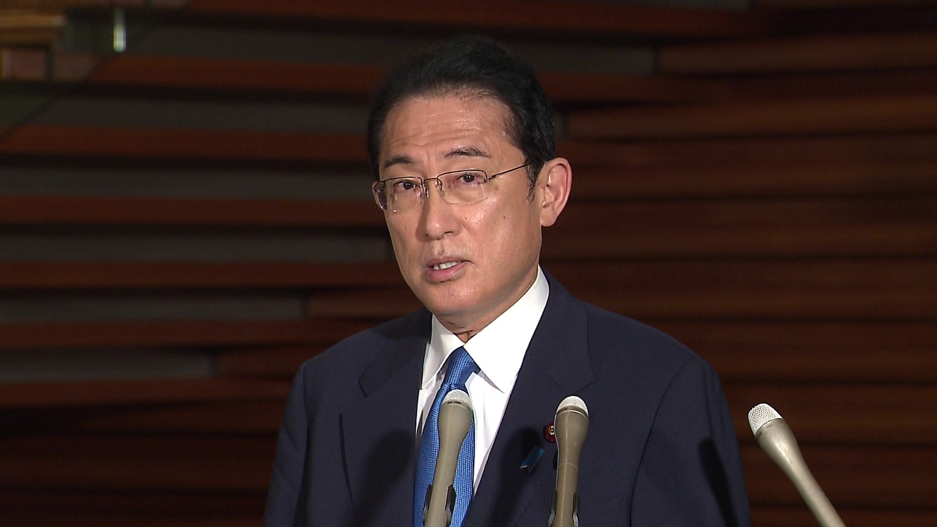 記者の質問に答える岸田総理