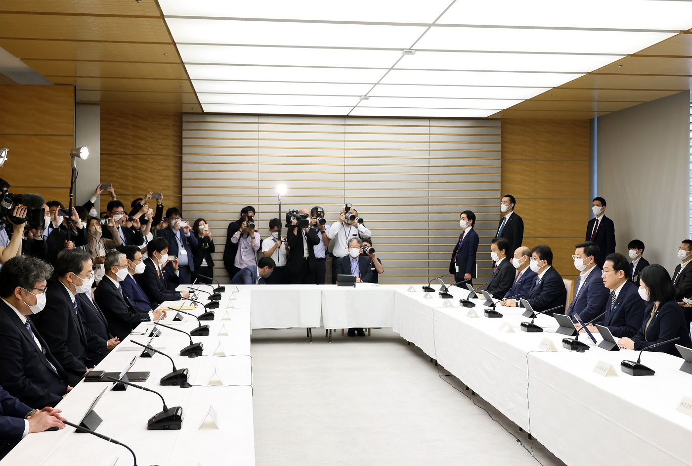会議のまとめを行う岸田総理３