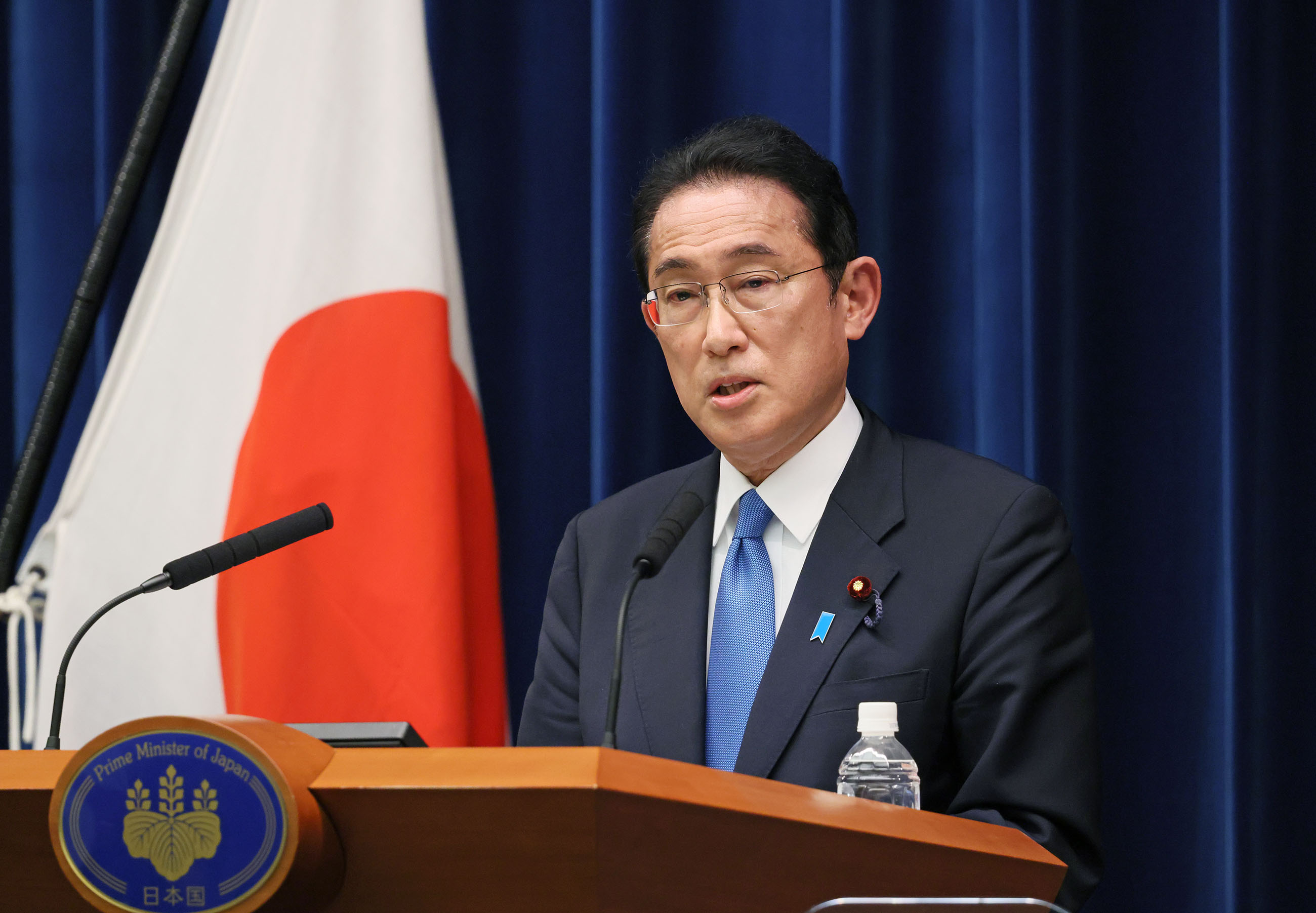 記者の質問に答える岸田総理１