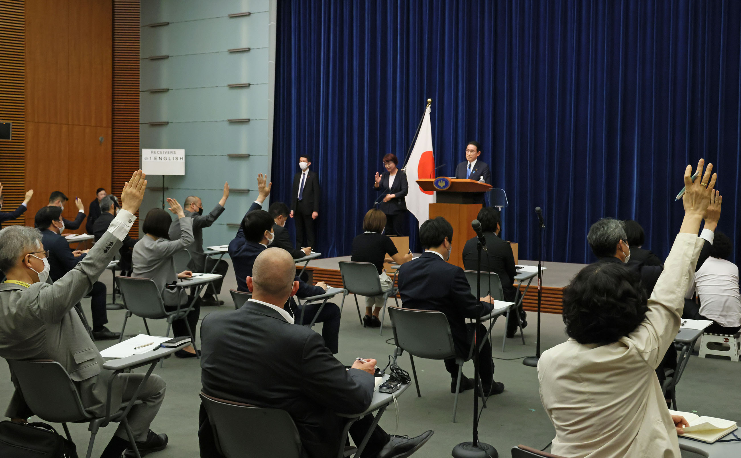 記者の質問に答える岸田総理２