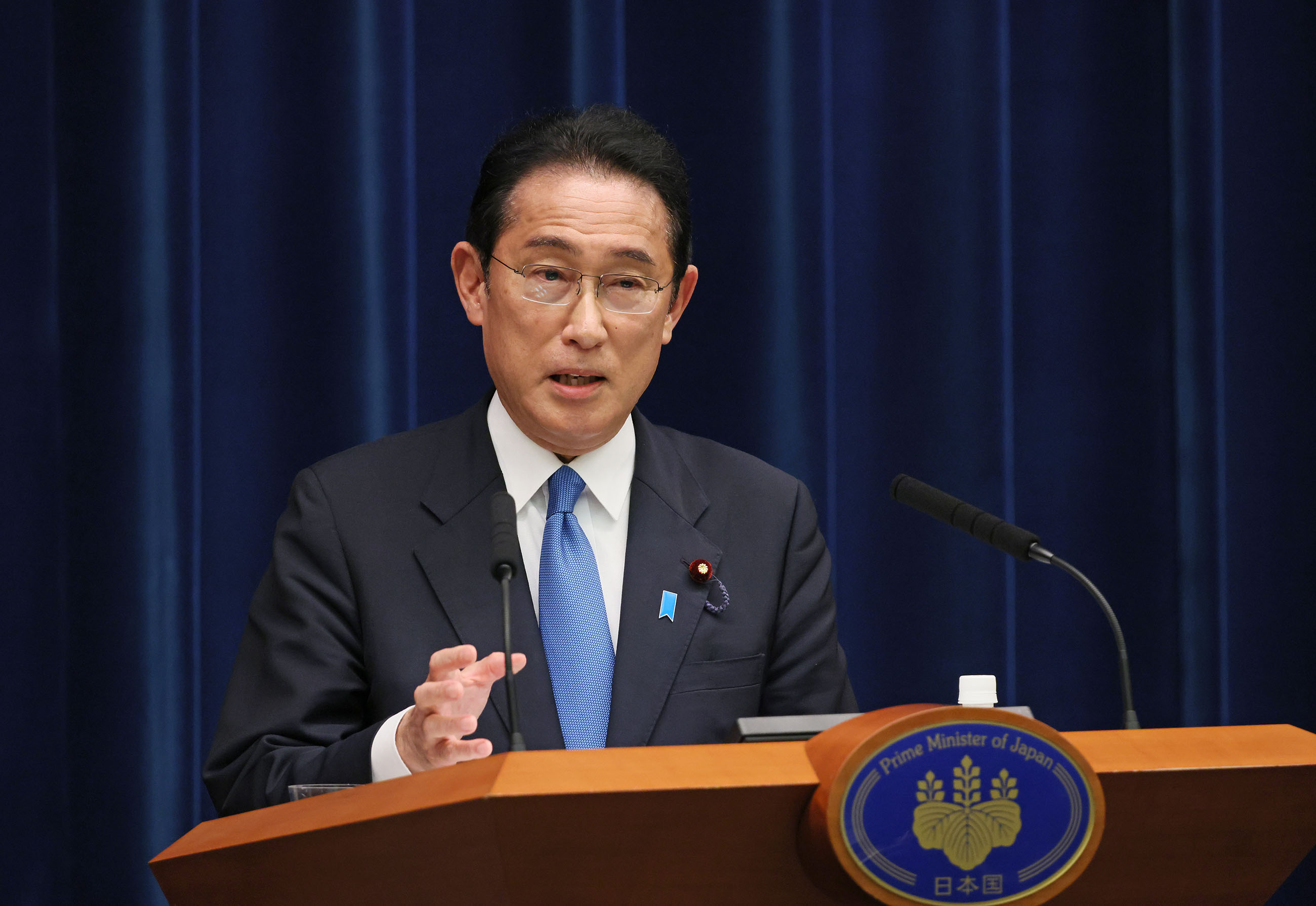 記者の質問に答える岸田総理３