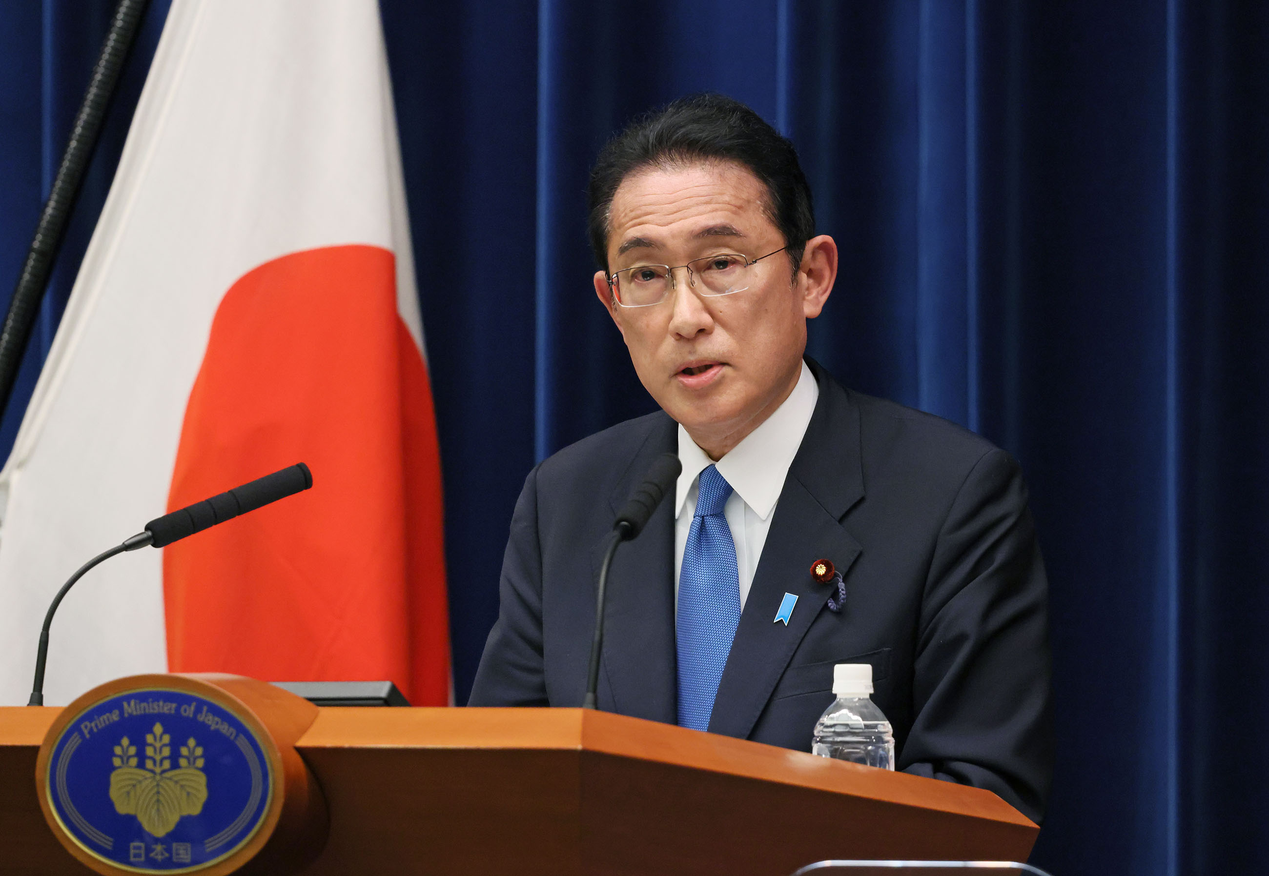 記者の質問に答える岸田総理４