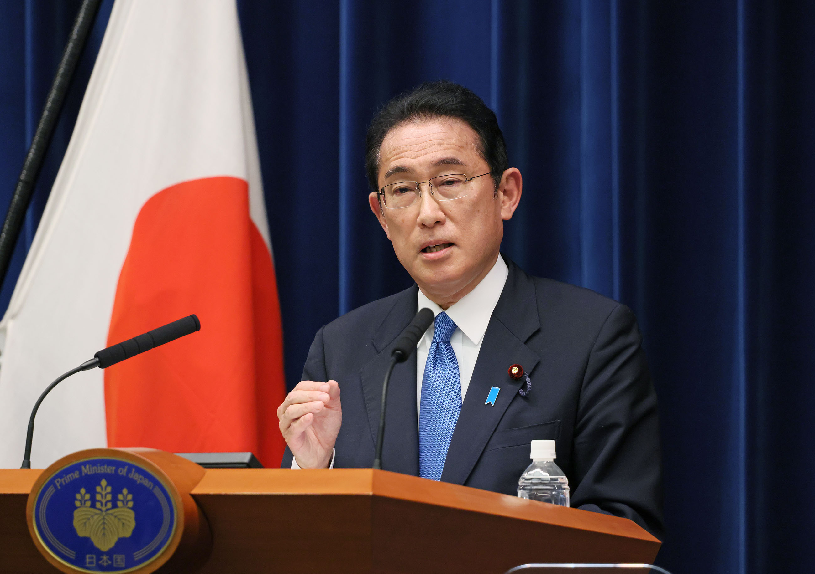 記者の質問に答える岸田総理５