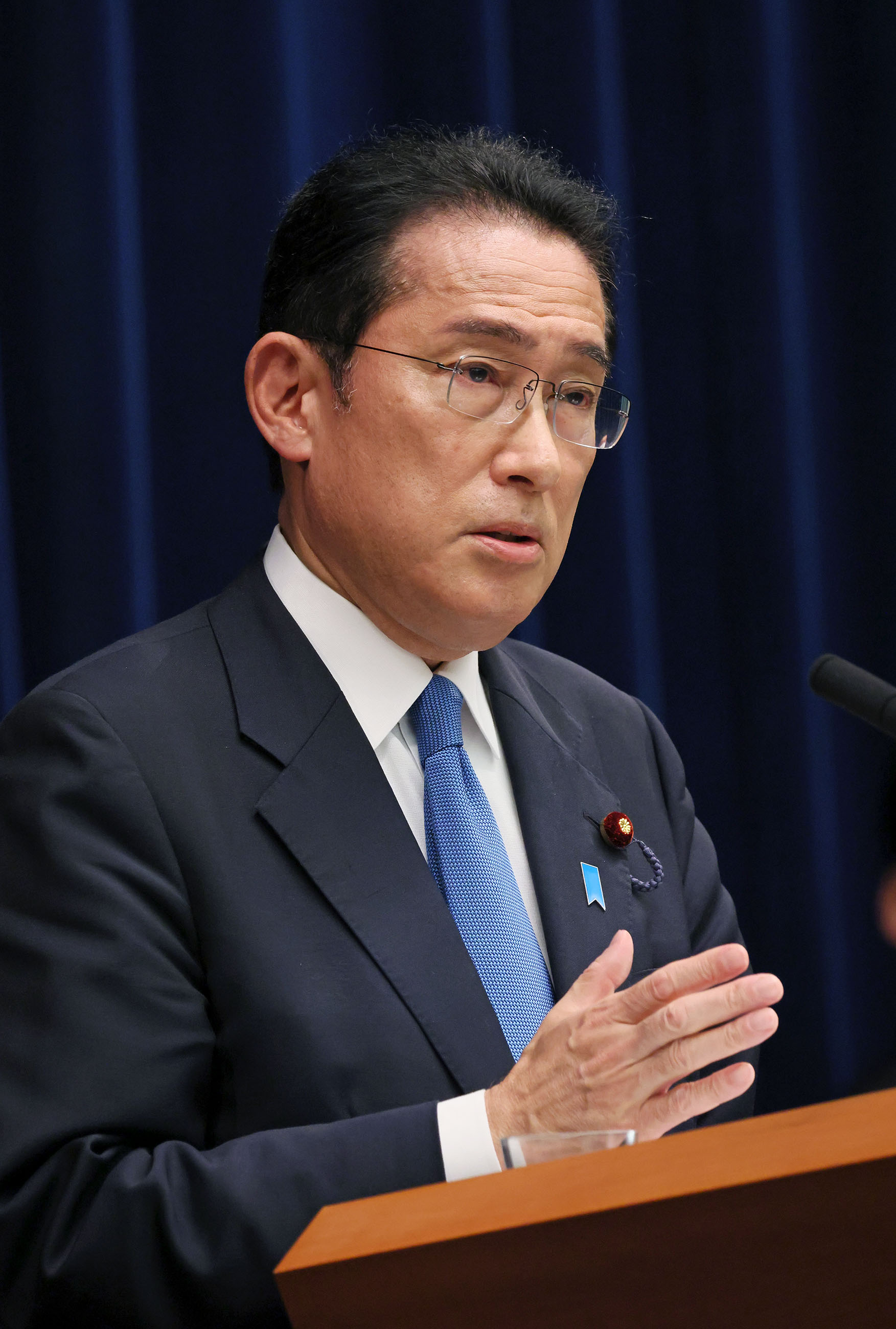 記者の質問に答える岸田総理６