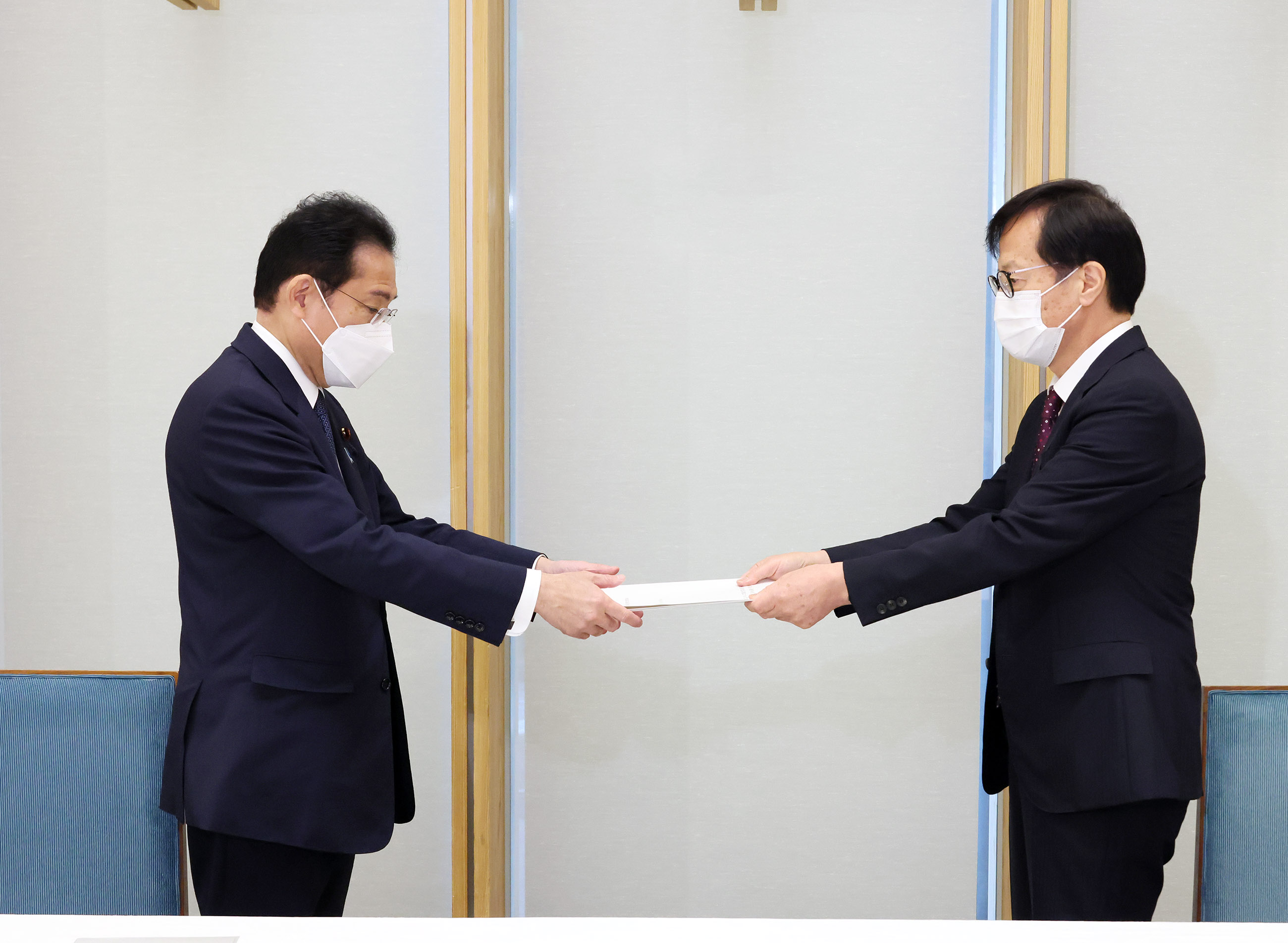 勧告を受け取る岸田総理２
