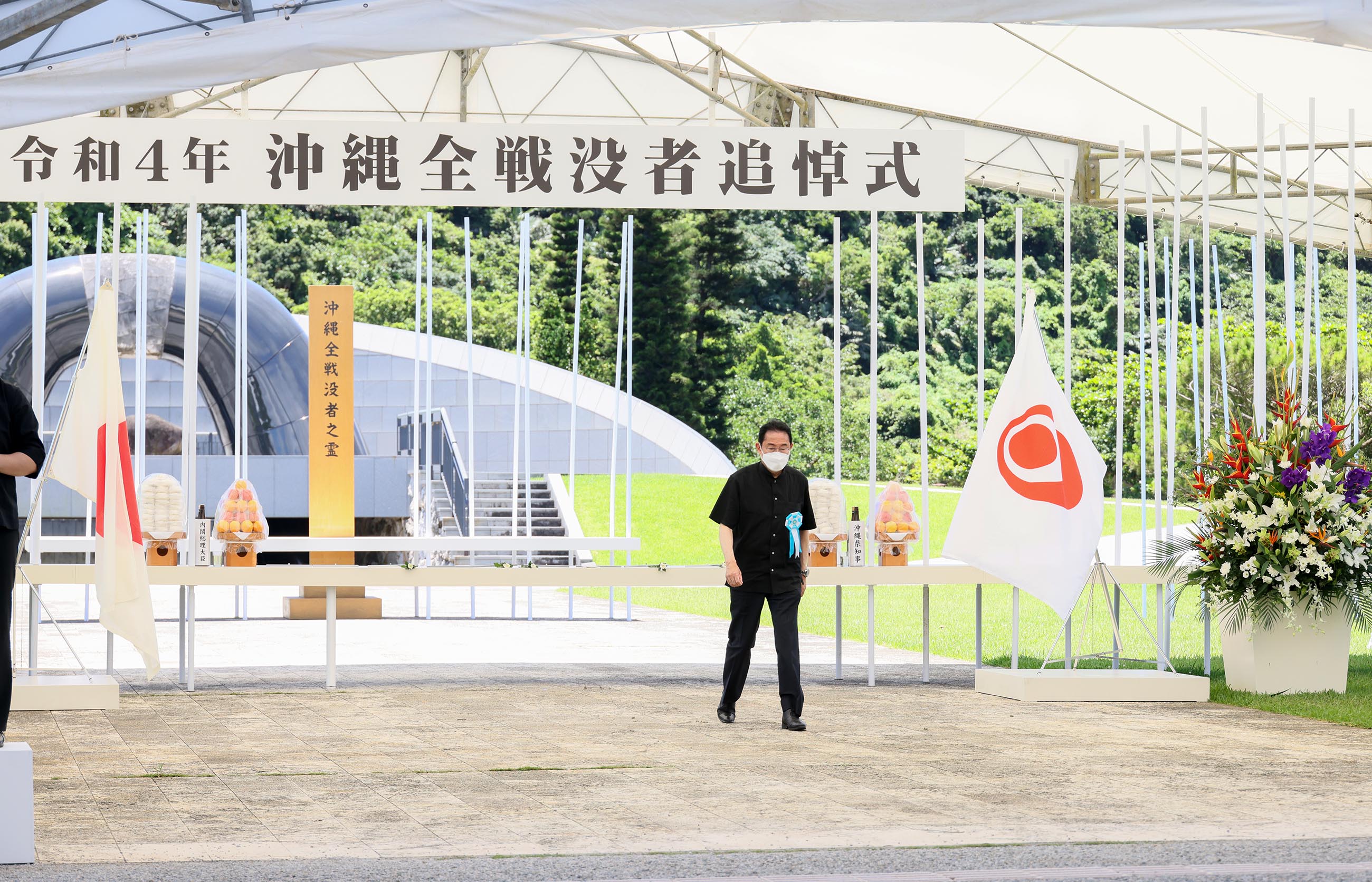 沖縄全戦没者追悼式で献花する岸田総理４
