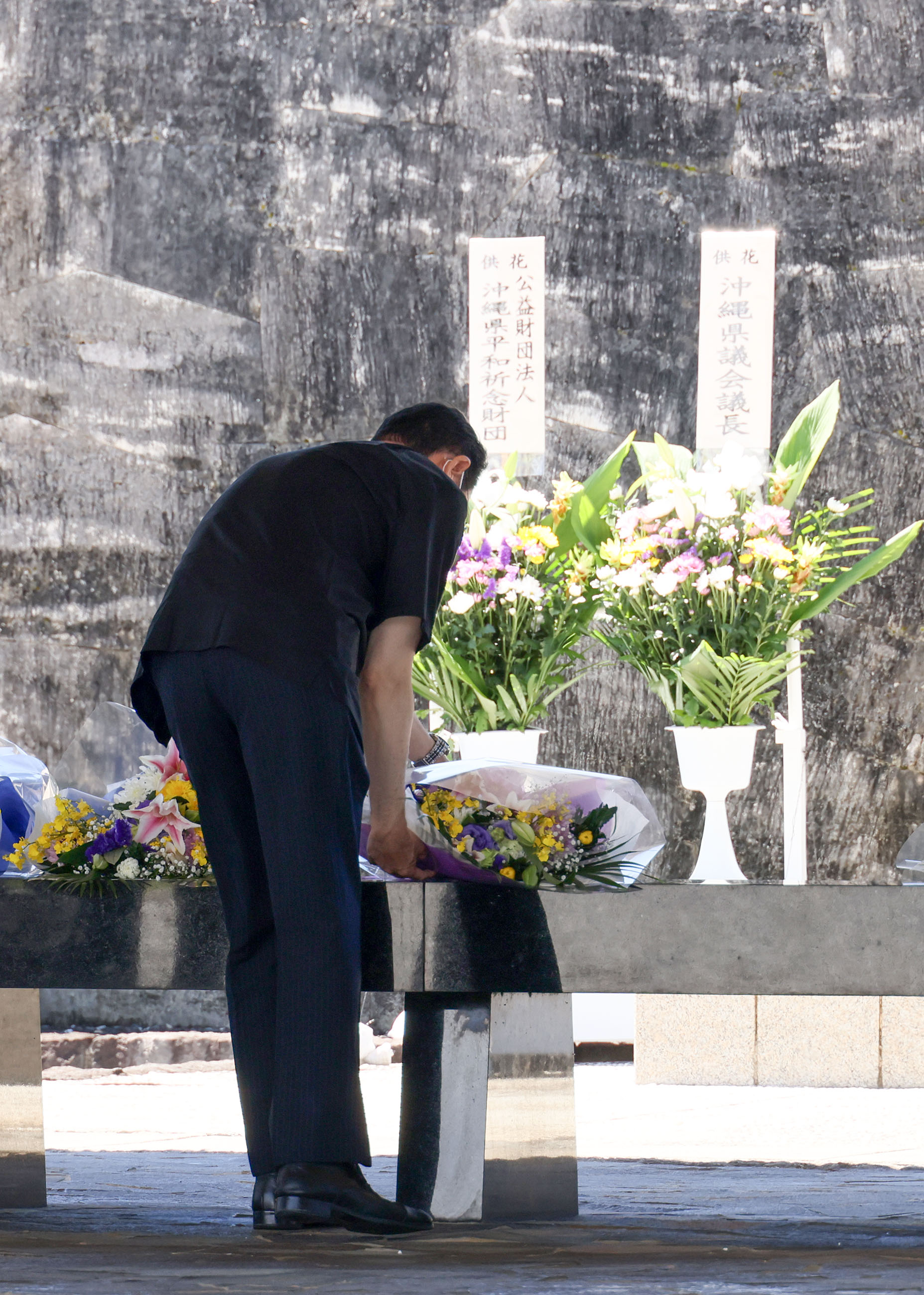 国立沖縄戦没者墓苑に献花する岸田総理１