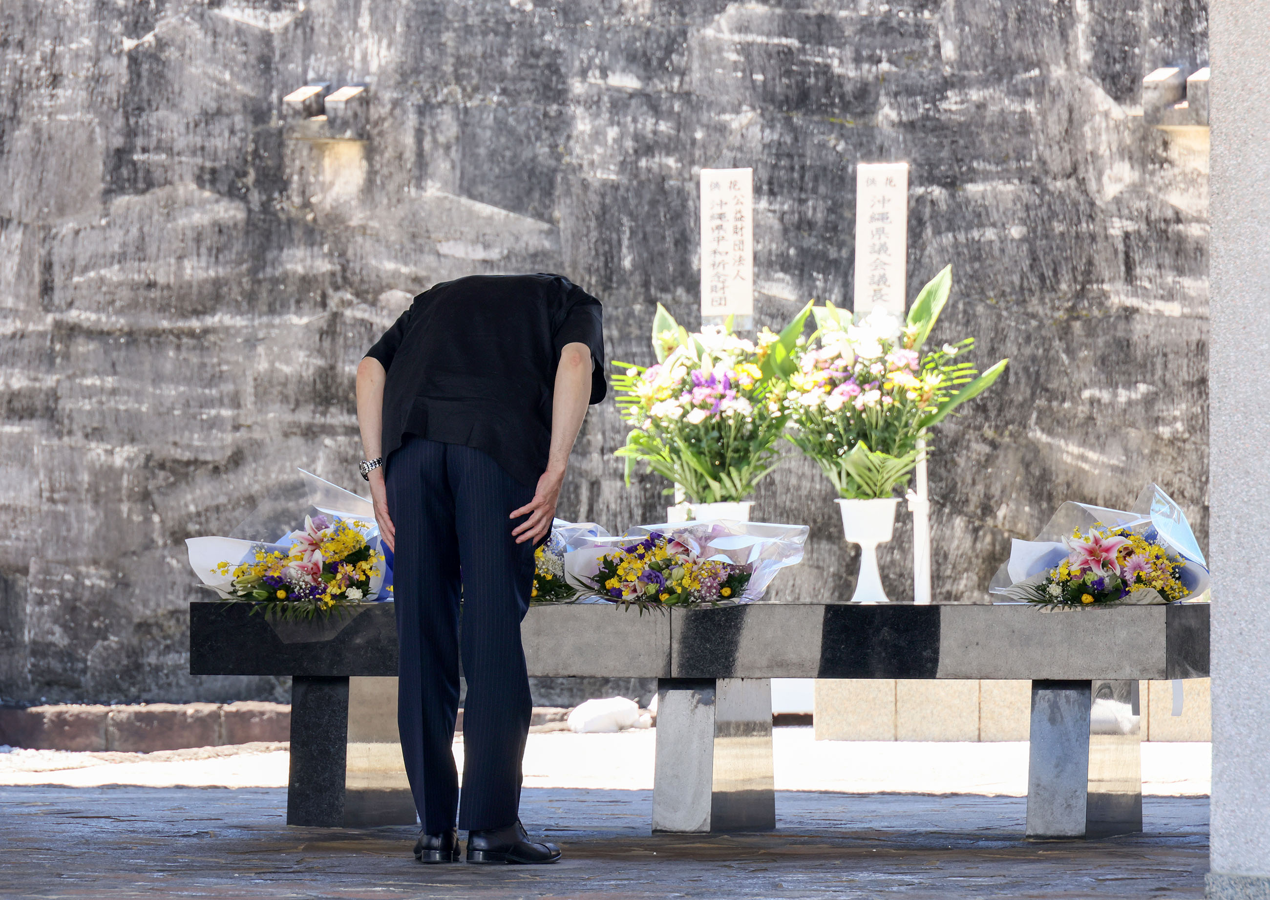 国立沖縄戦没者墓苑に献花する岸田総理２