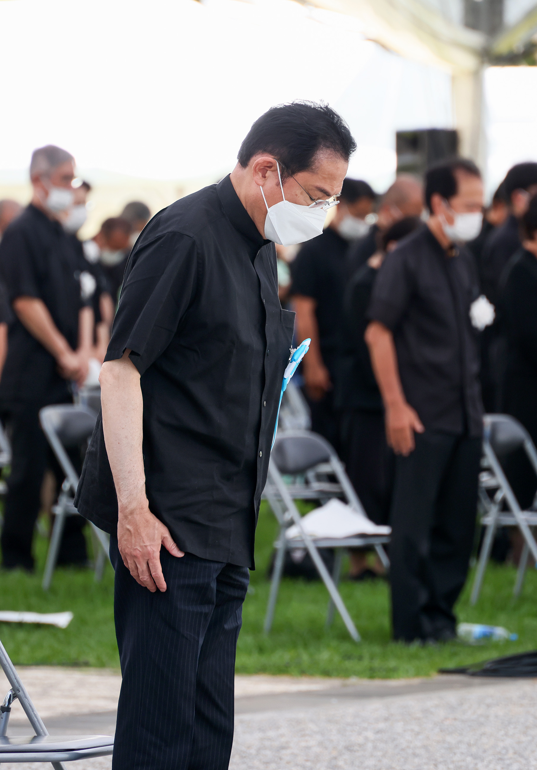 沖縄全戦没者追悼式で黙とうをささげる岸田総理１