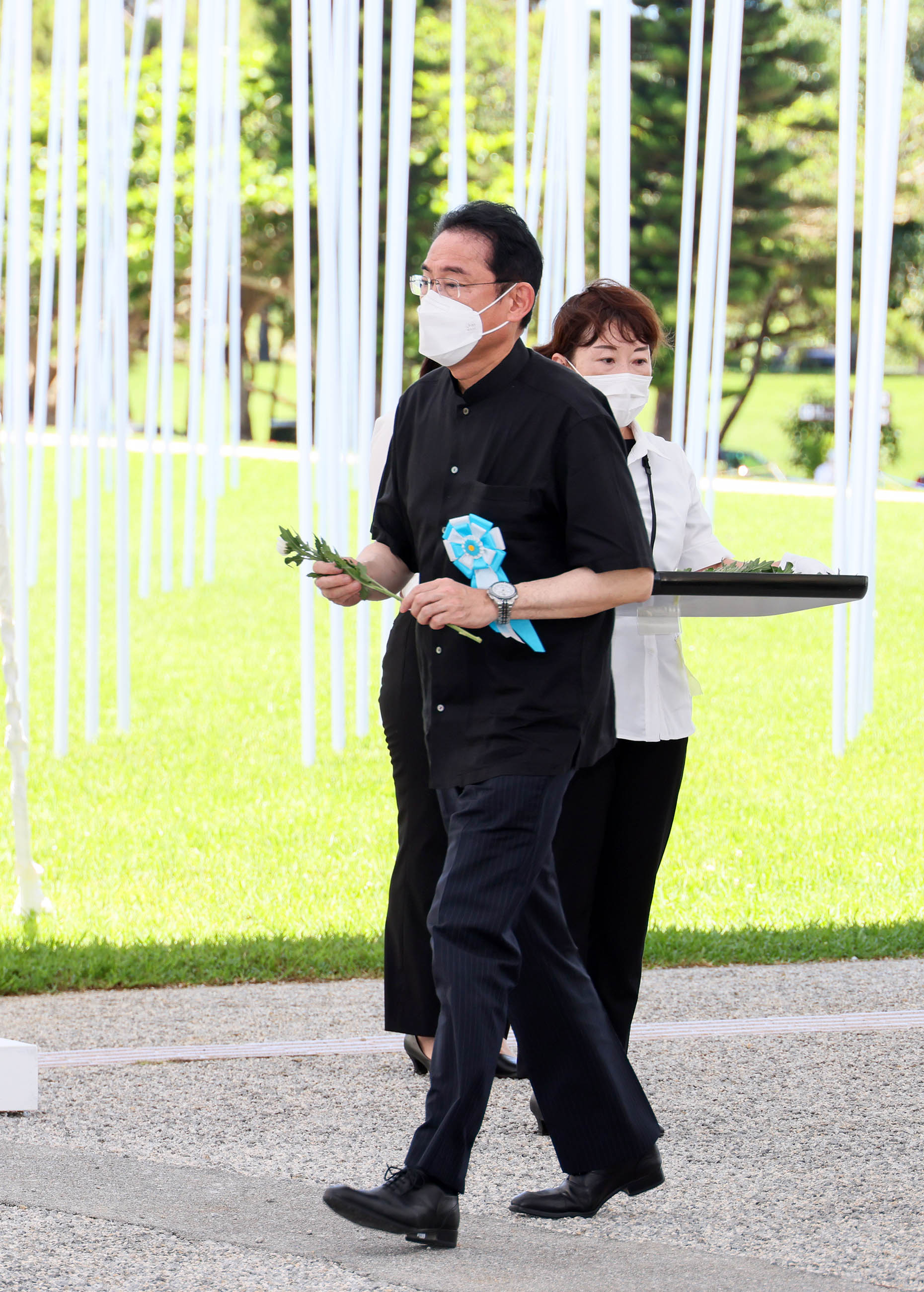 沖縄全戦没者追悼式で献花する岸田総理１