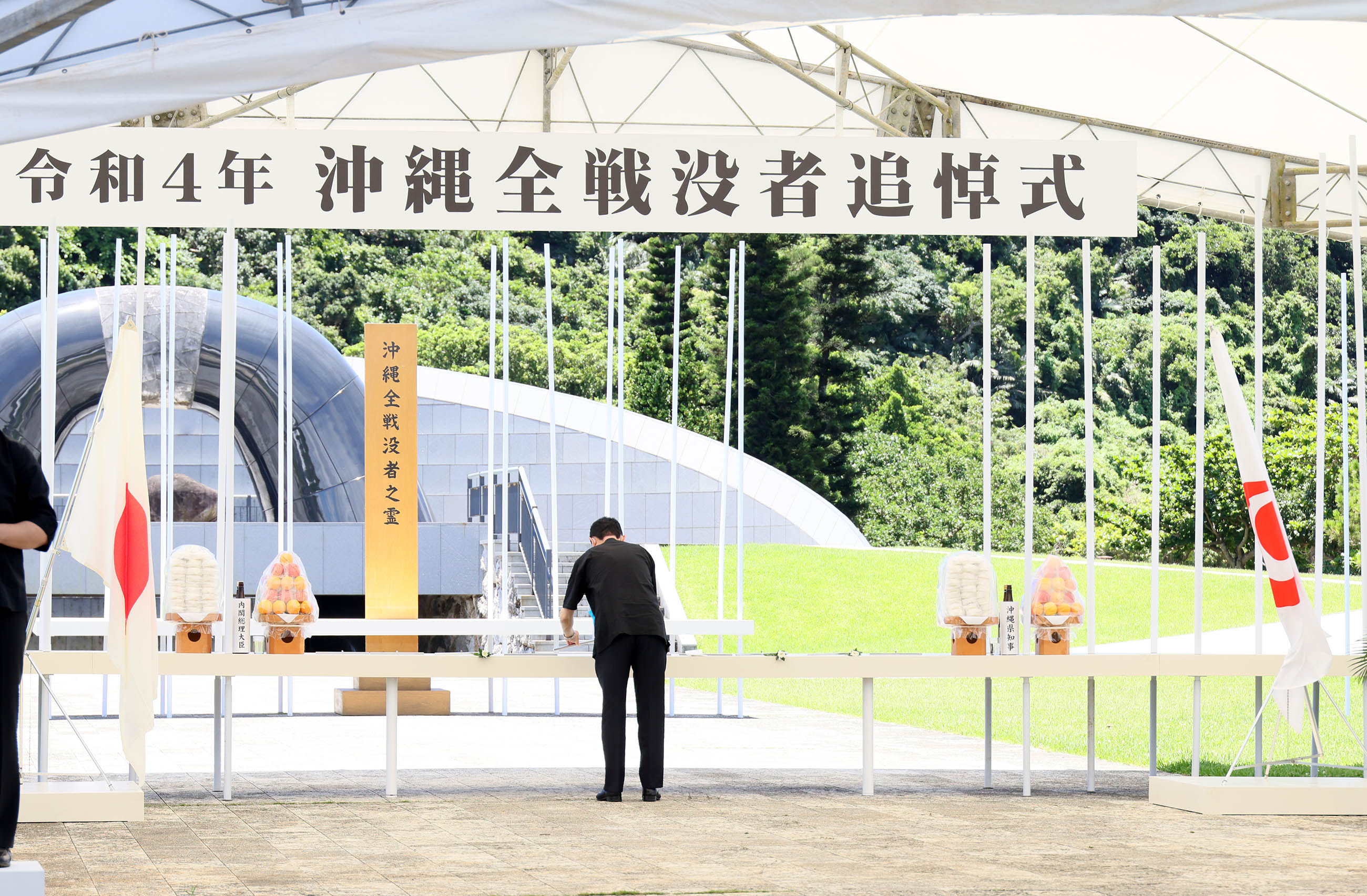 沖縄全戦没者追悼式で献花する岸田総理２