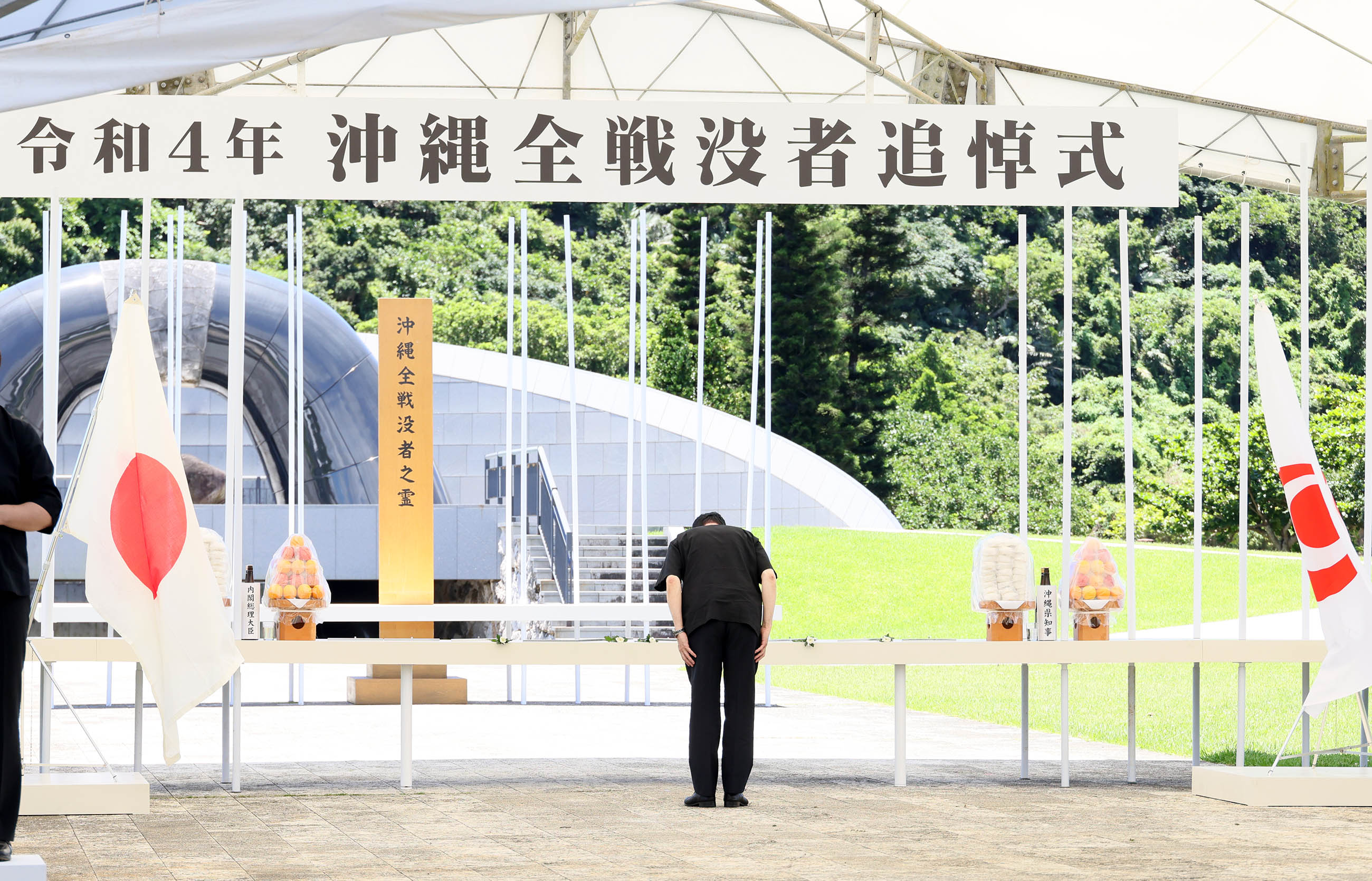 沖縄全戦没者追悼式で献花する岸田総理３