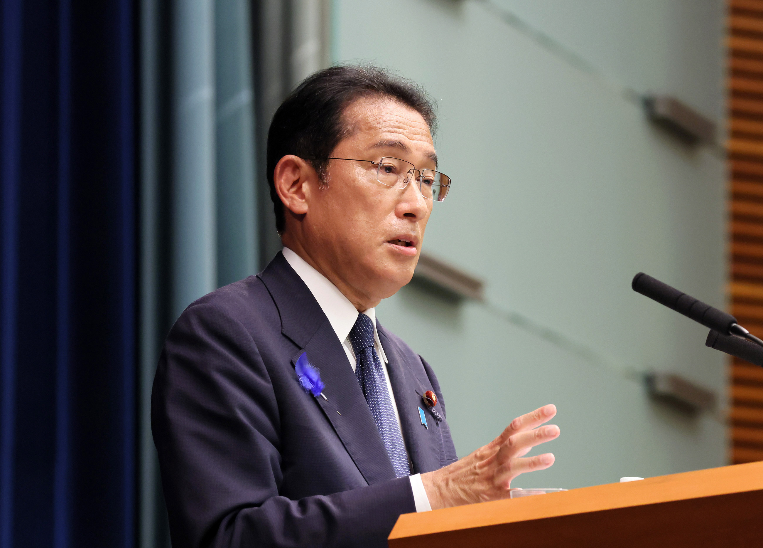 記者の質問に答える岸田総理２