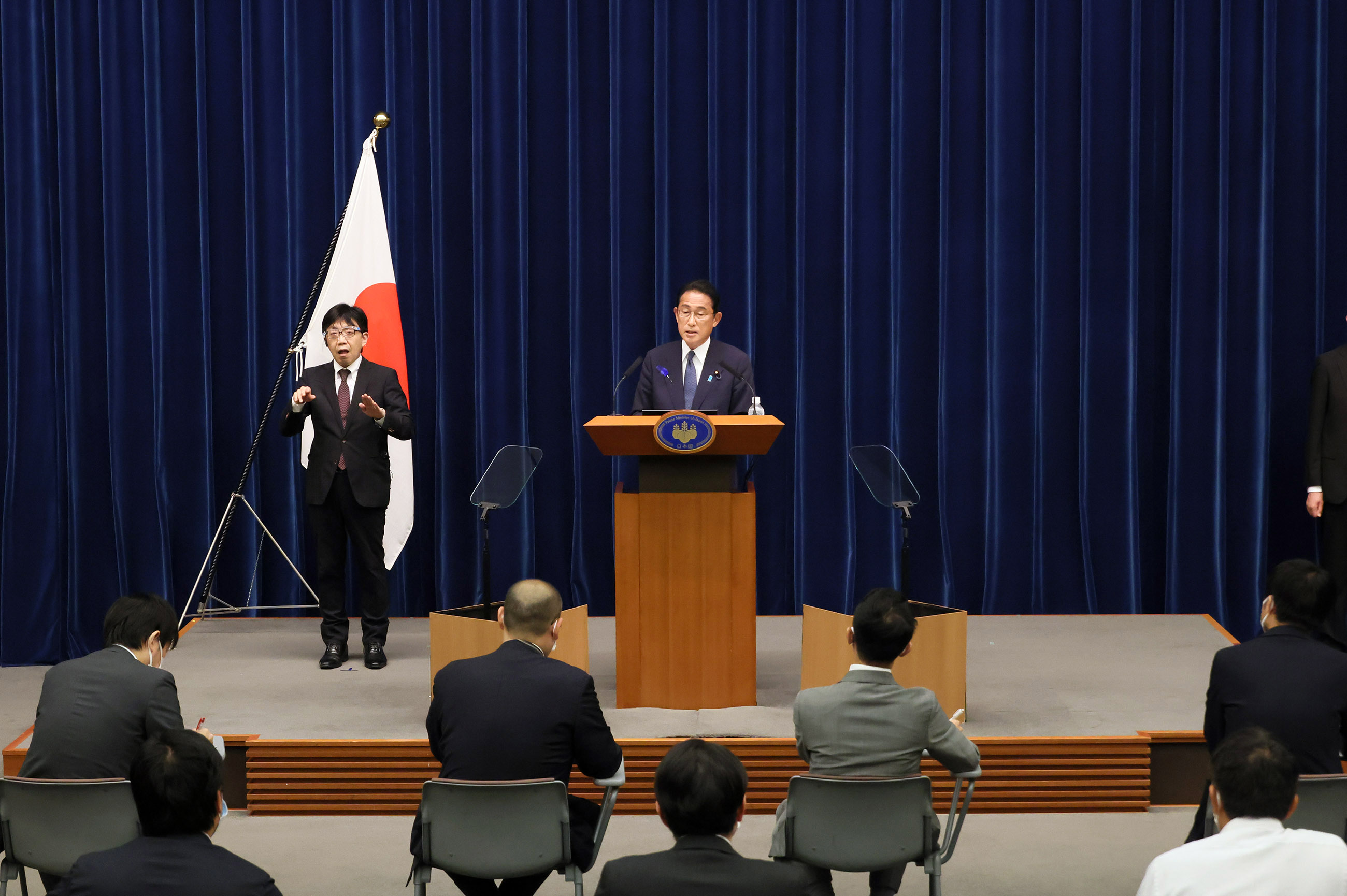 記者の質問に答える岸田総理３