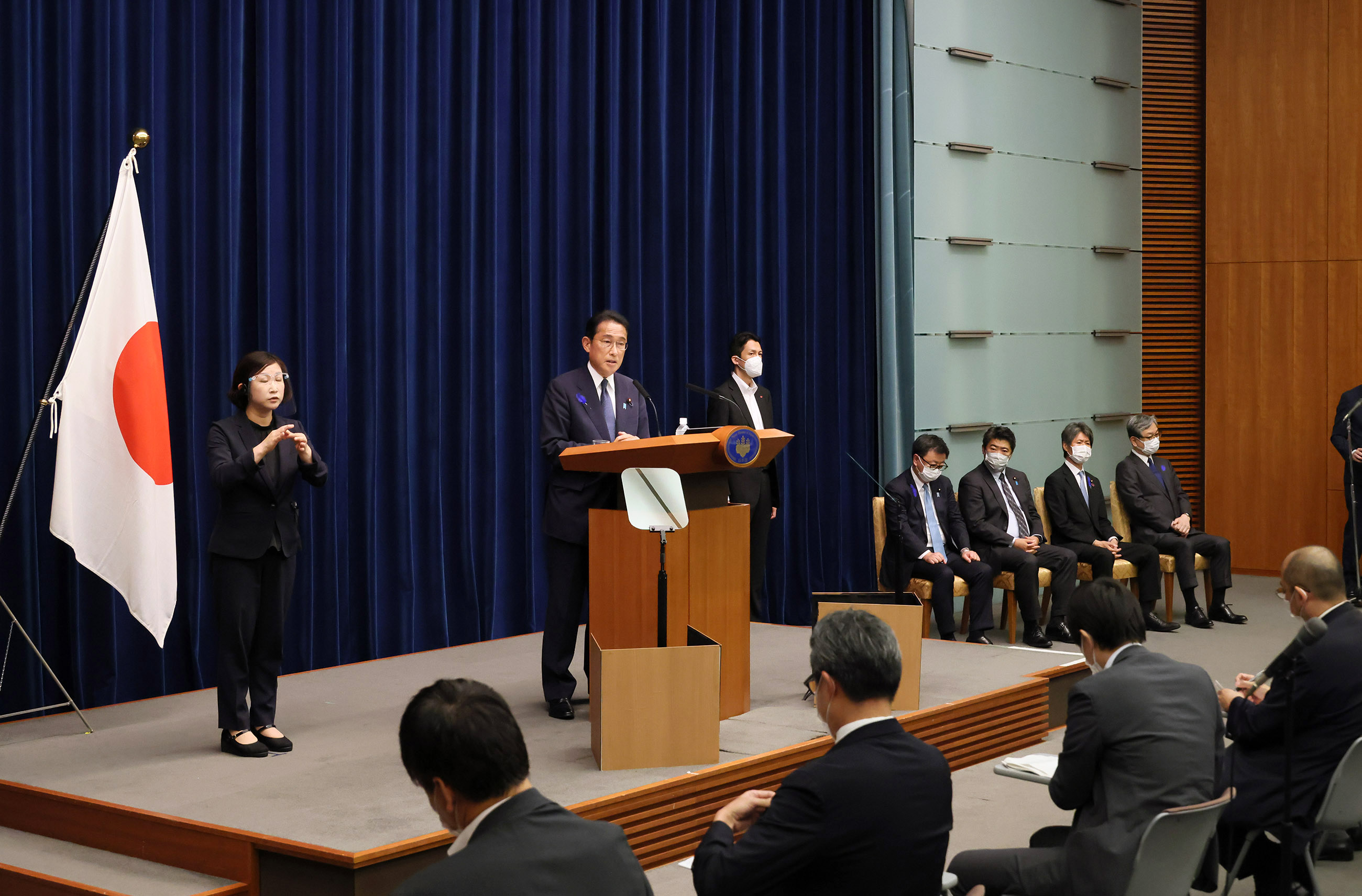 記者の質問に答える岸田総理４