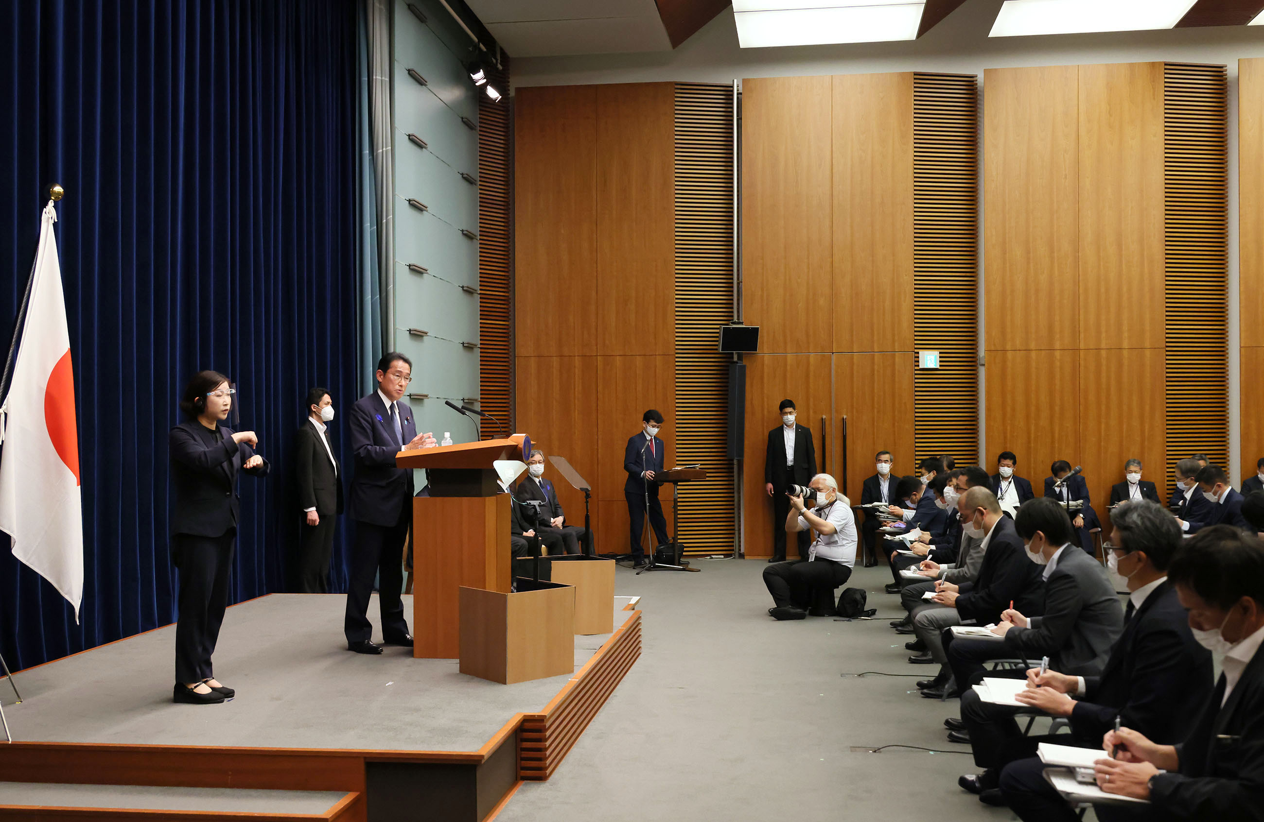 記者の質問に答える岸田総理５