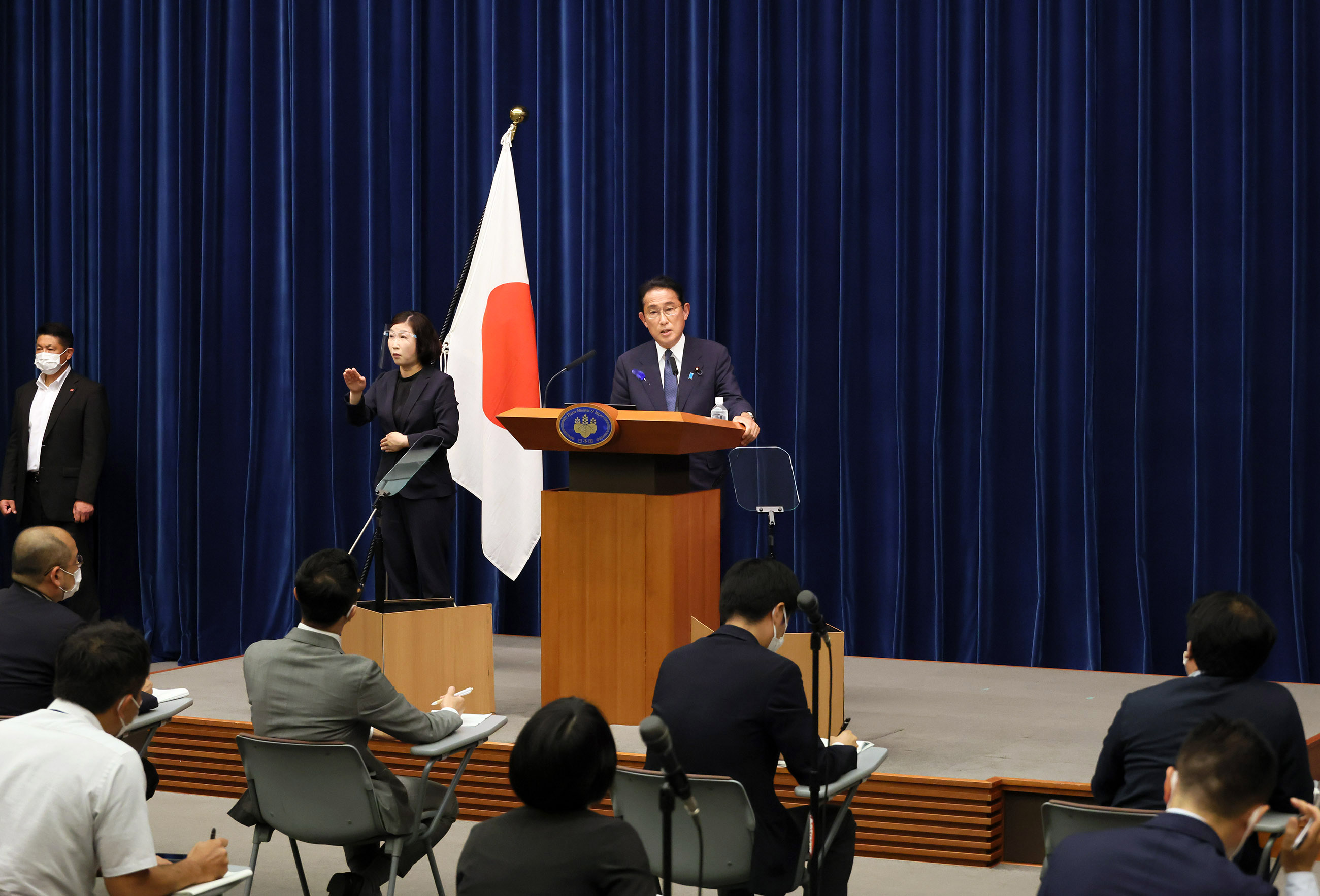 記者の質問に答える岸田総理６