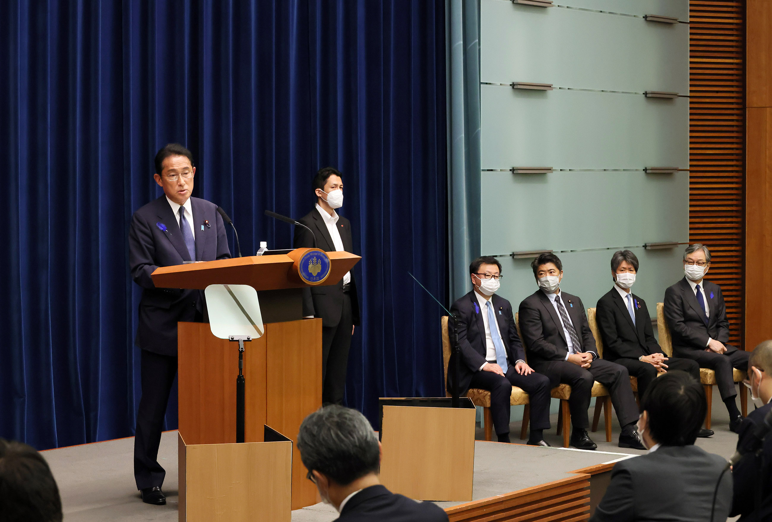 記者の質問に答える岸田総理７