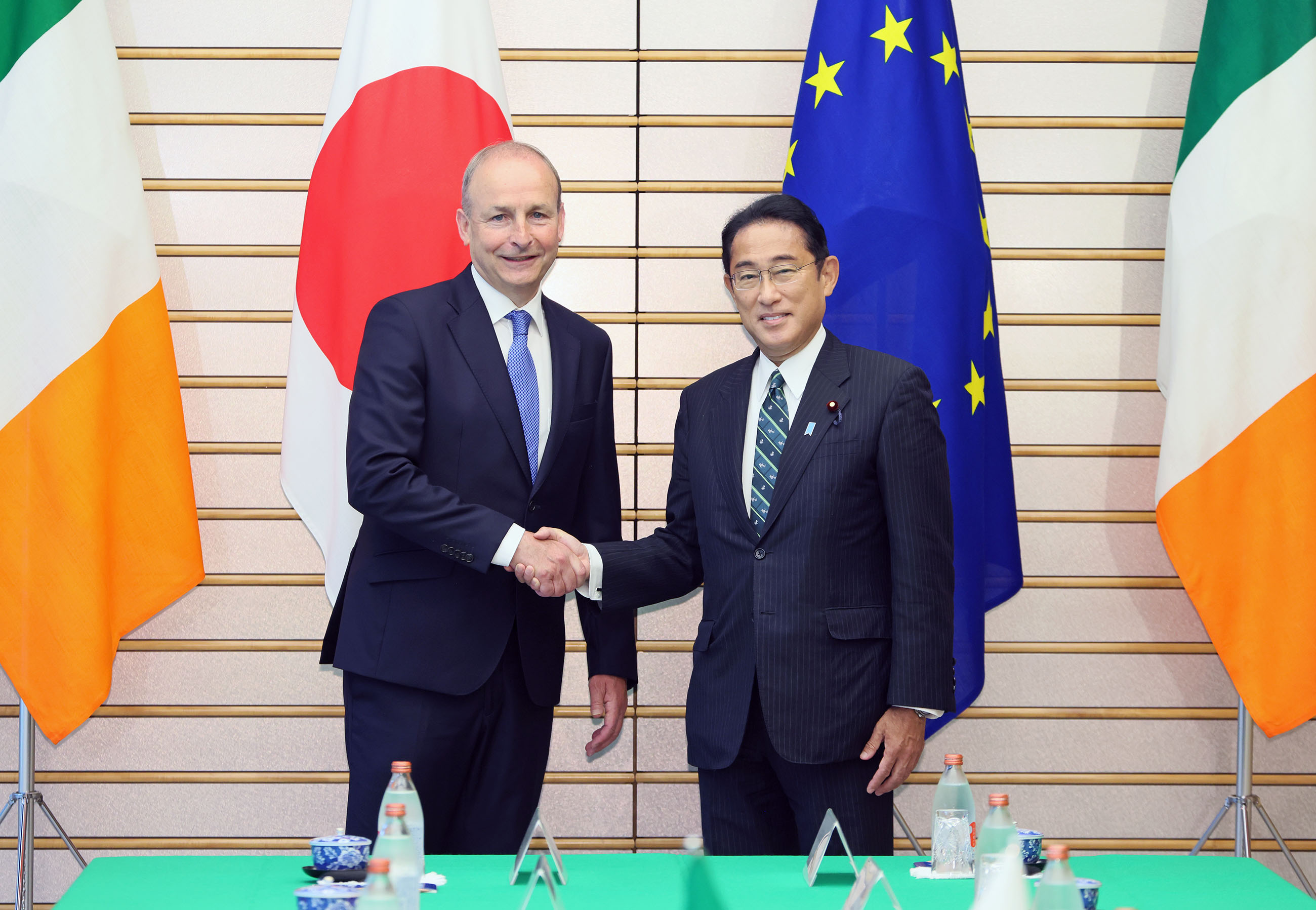 握手を交わす両首脳１