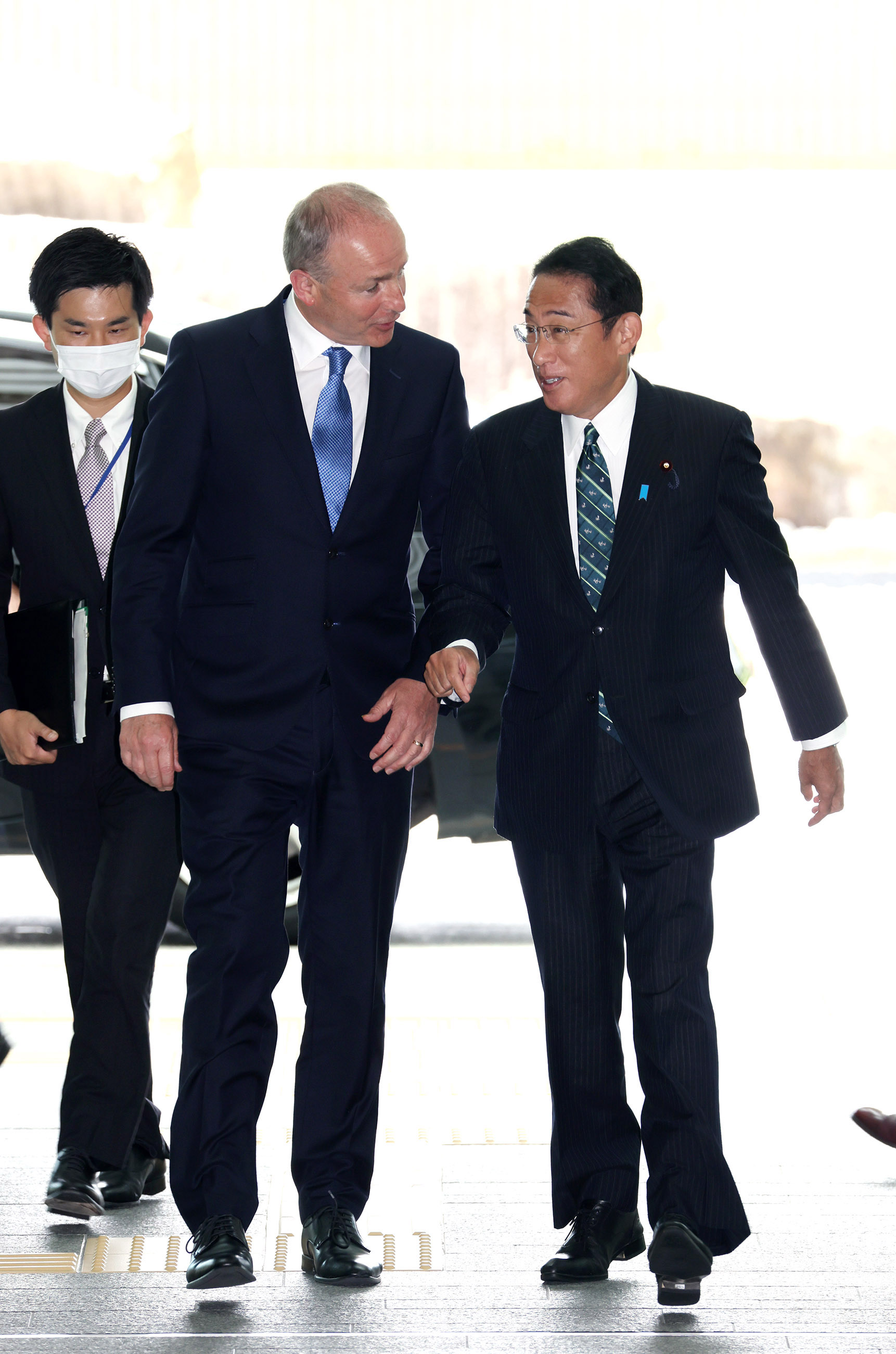 マーティン・アイルランド首相を出迎える岸田総理