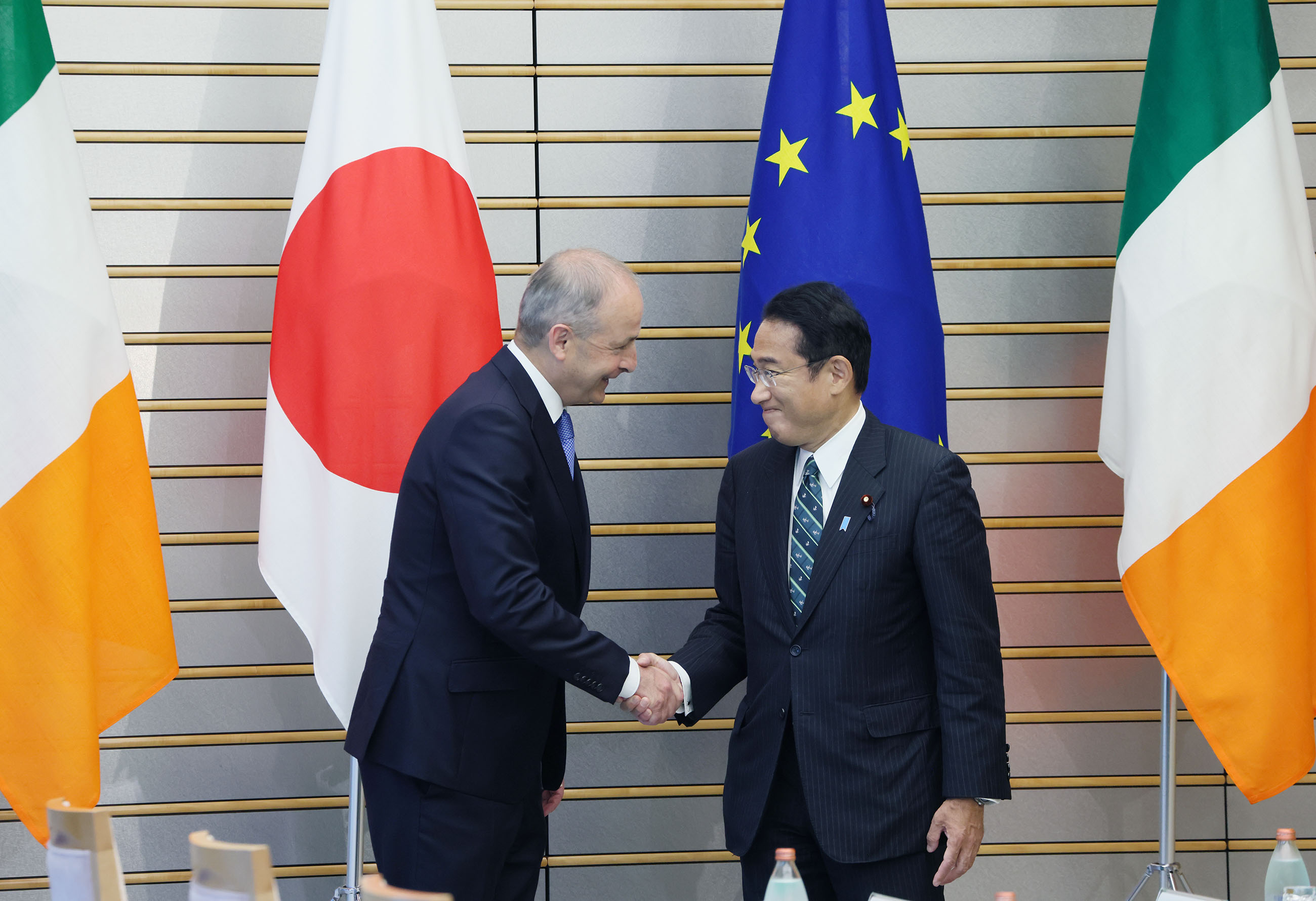 握手を交わす両首脳２